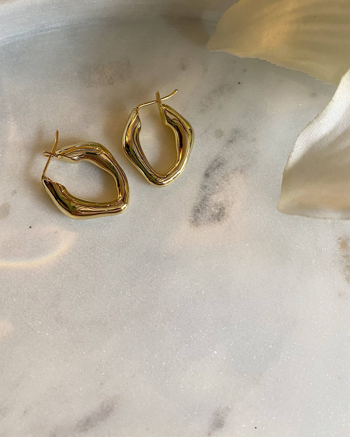 Arctic Fox & Co - Liv Signature Hoop Earring, Gold