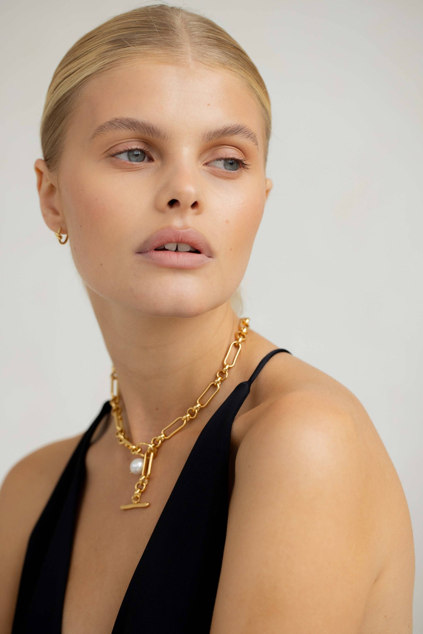 Arctic Fox & Co - Molten Chunky Chain Pearl Necklace, Gold