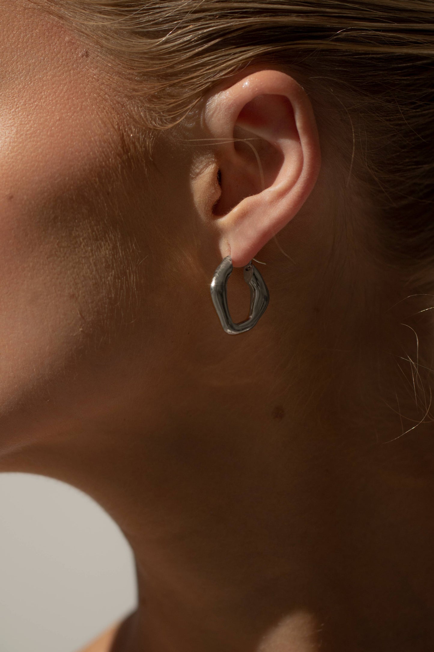 Arctic Fox & Co - Liv Signature Hoop Earring, White Gold