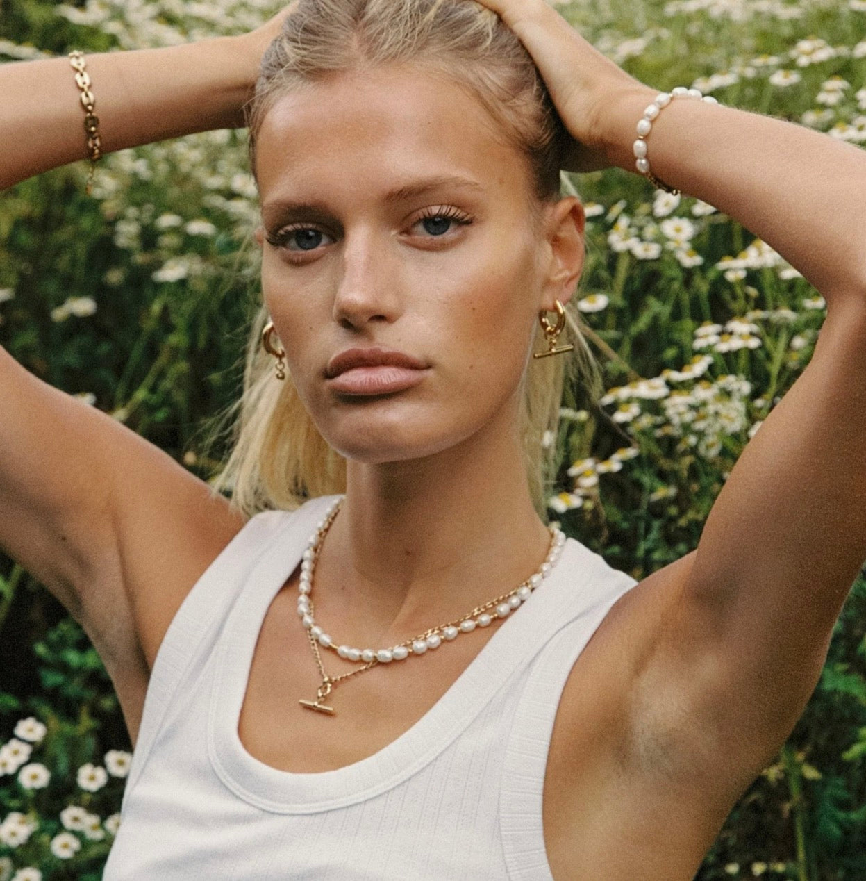 By Rae - The Piha T-Bar Hoops, Gold