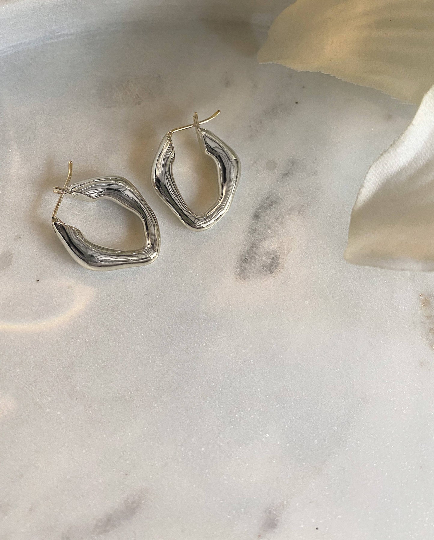Arctic Fox & Co - Liv Signature Hoop Earring, White Gold
