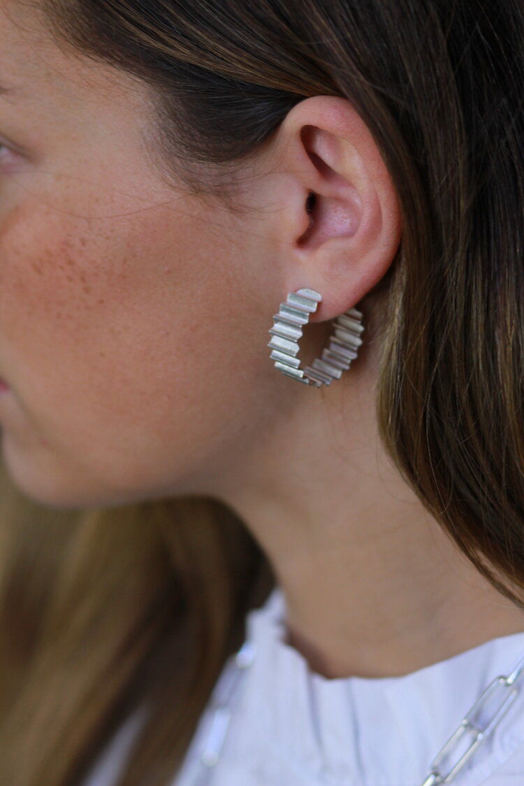 Olivia Taylor - Statement Ondulée Hoops, Silver