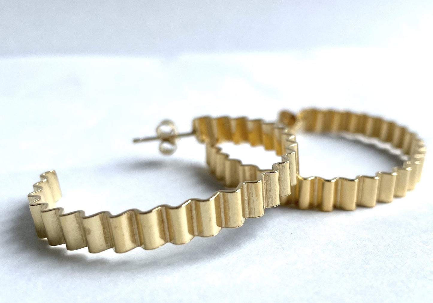 Olivia Taylor - Large Ondulée Hoops, Gold