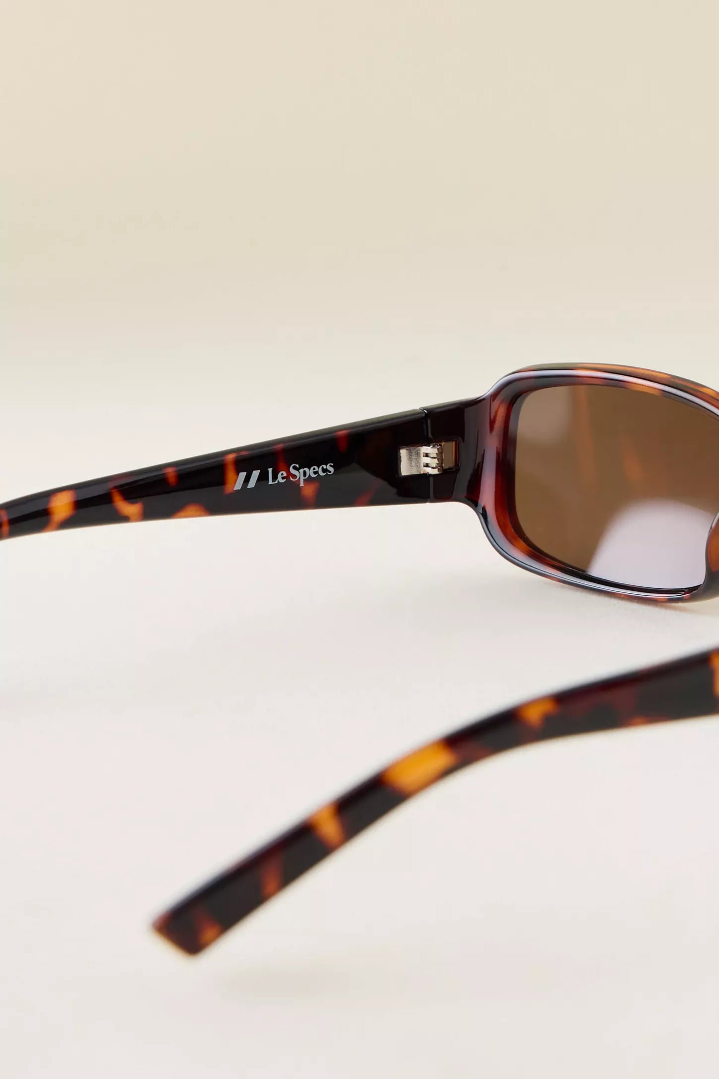 Le Specs - Gigglemug, Tort