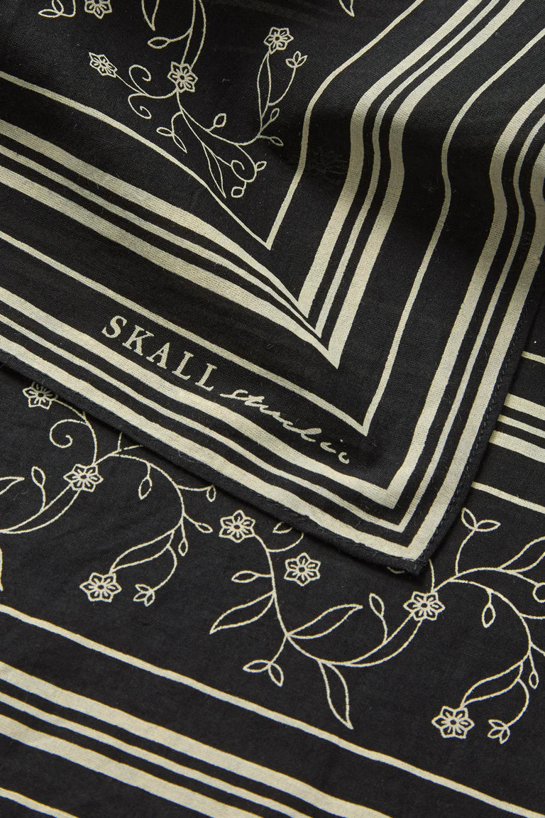 Skall Studio - Classic Scarf, Black/Light Cream