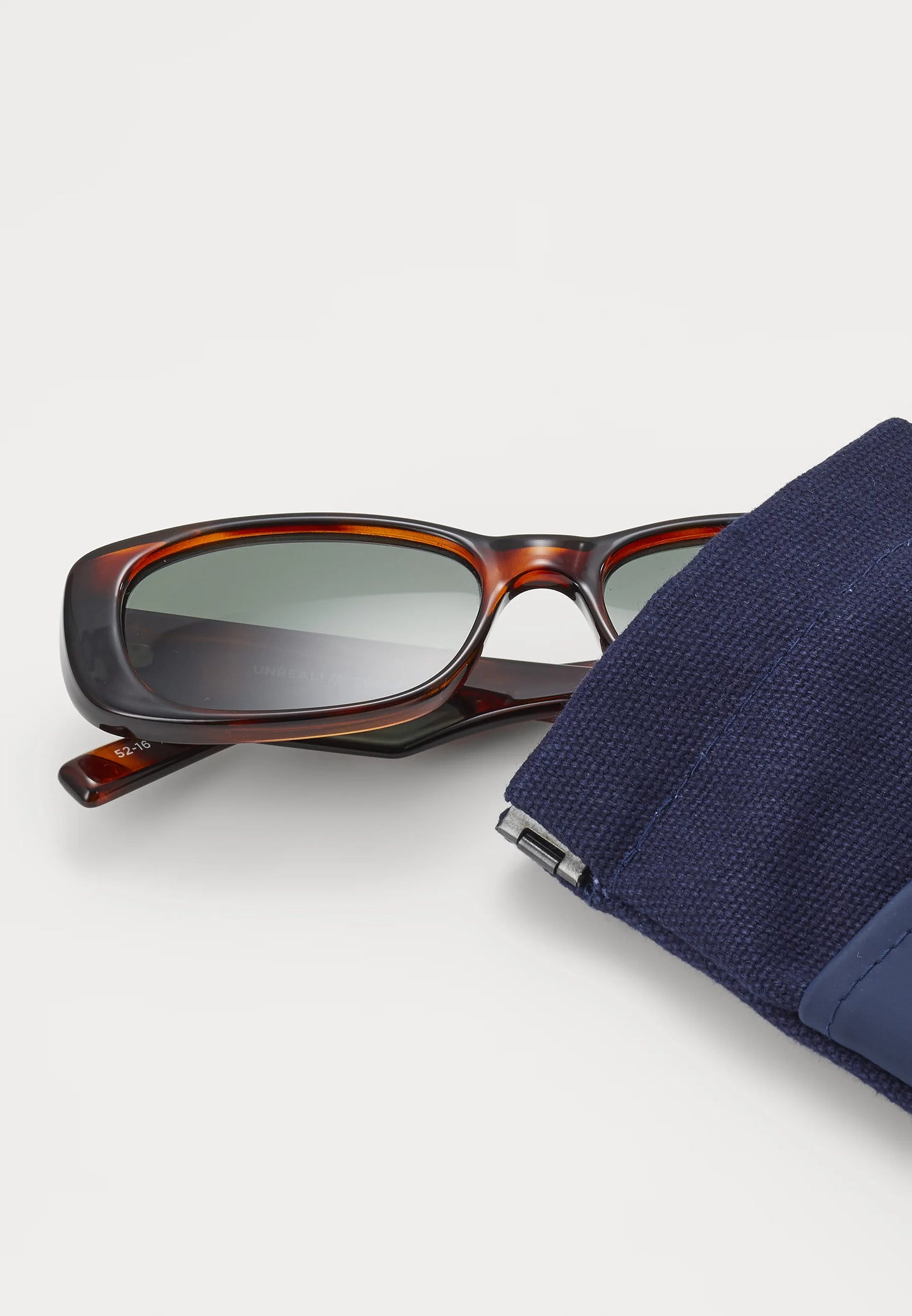 Le Specs - Unreal!, Toffee Tort