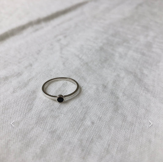 Lines and current ‘Mona’ Ring with Small Black Stone - Sterling Silver