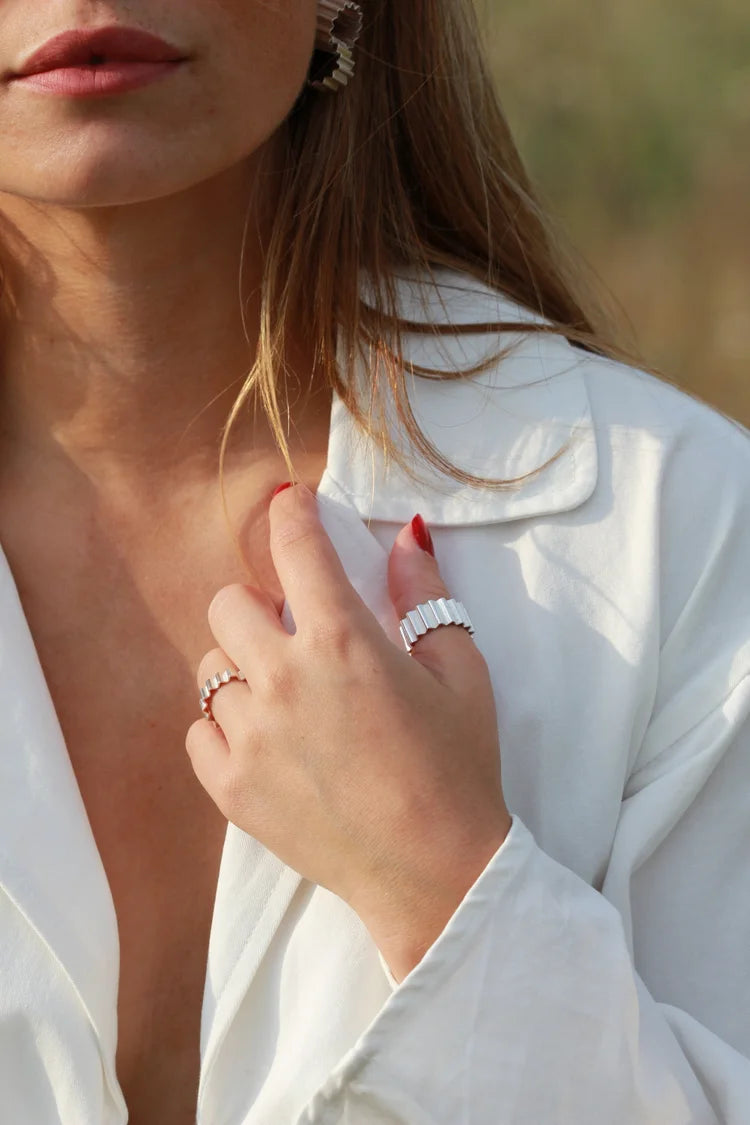 Olivia Taylor - Classic Thin Ondulée Ring, Silver