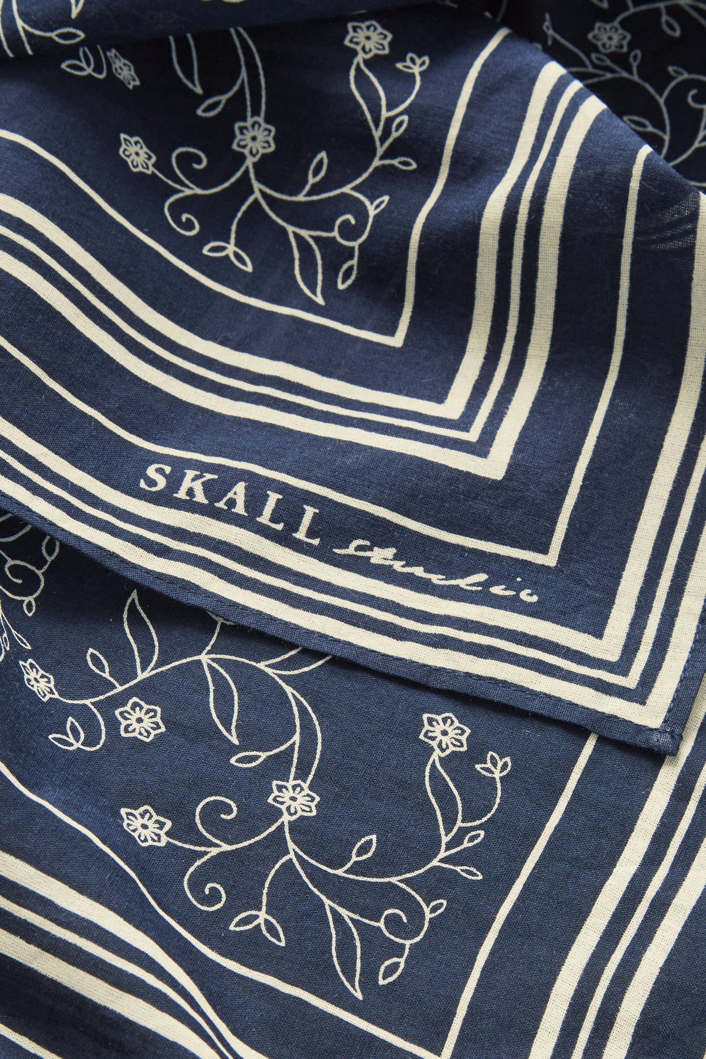 Skall Studio - Classic Scarf, Navy/Light Cream