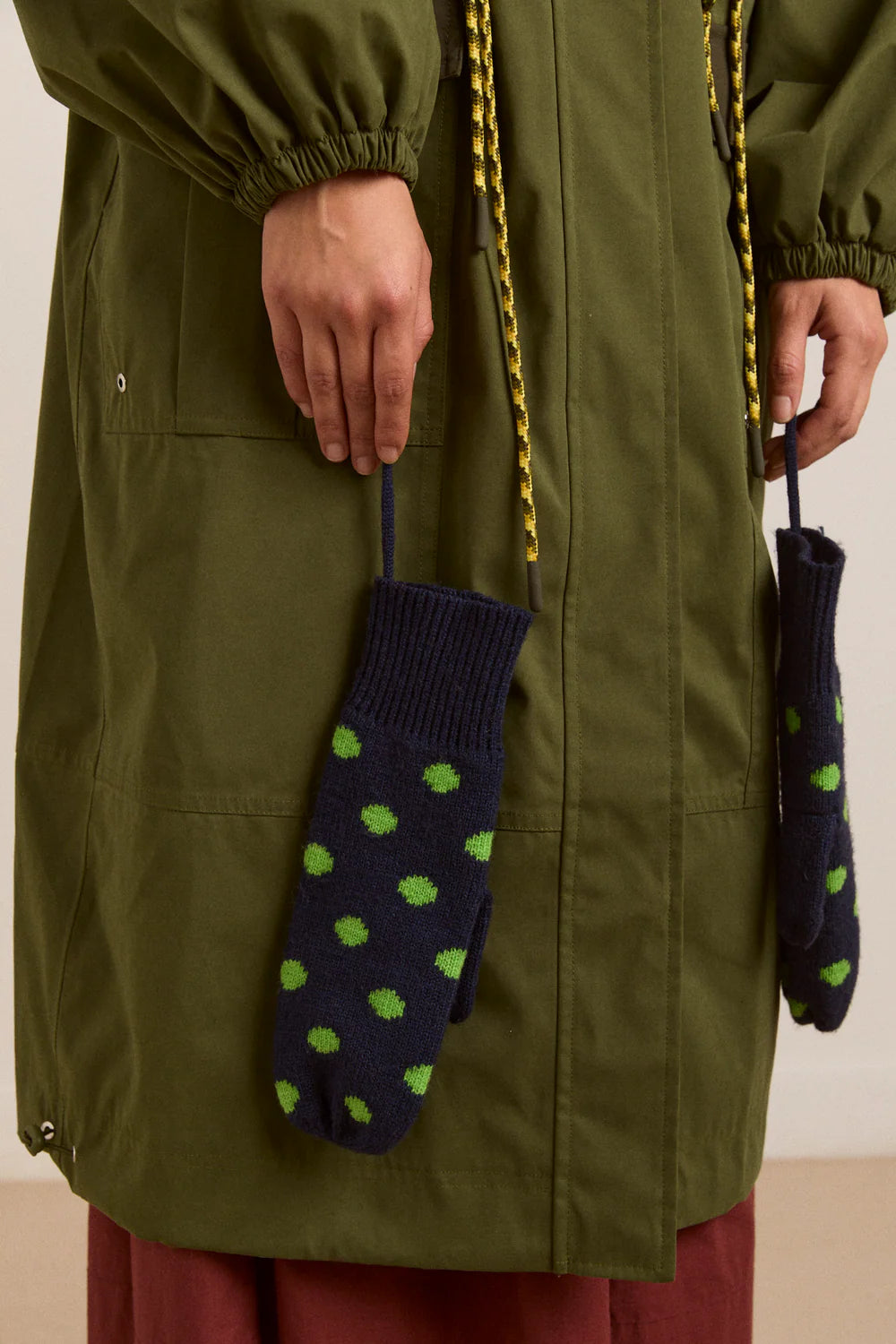 Damson Madder - Cable String Mittens, Navy/Lime Spot