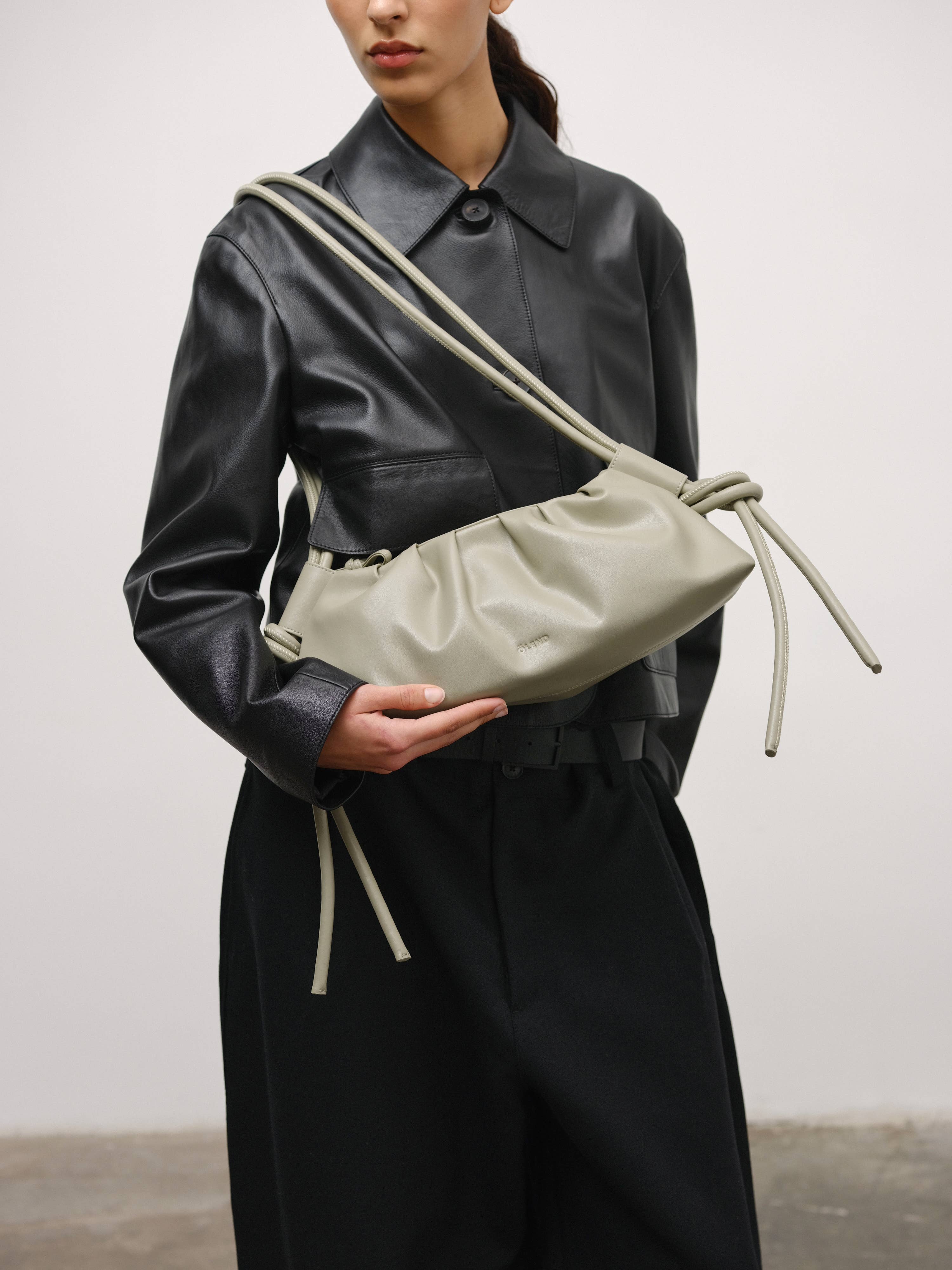 OLEND Dumpling bag シルバー OLEND BACKPACKS (BNWT) 'Miniona' Silver Puffer Knot Bag