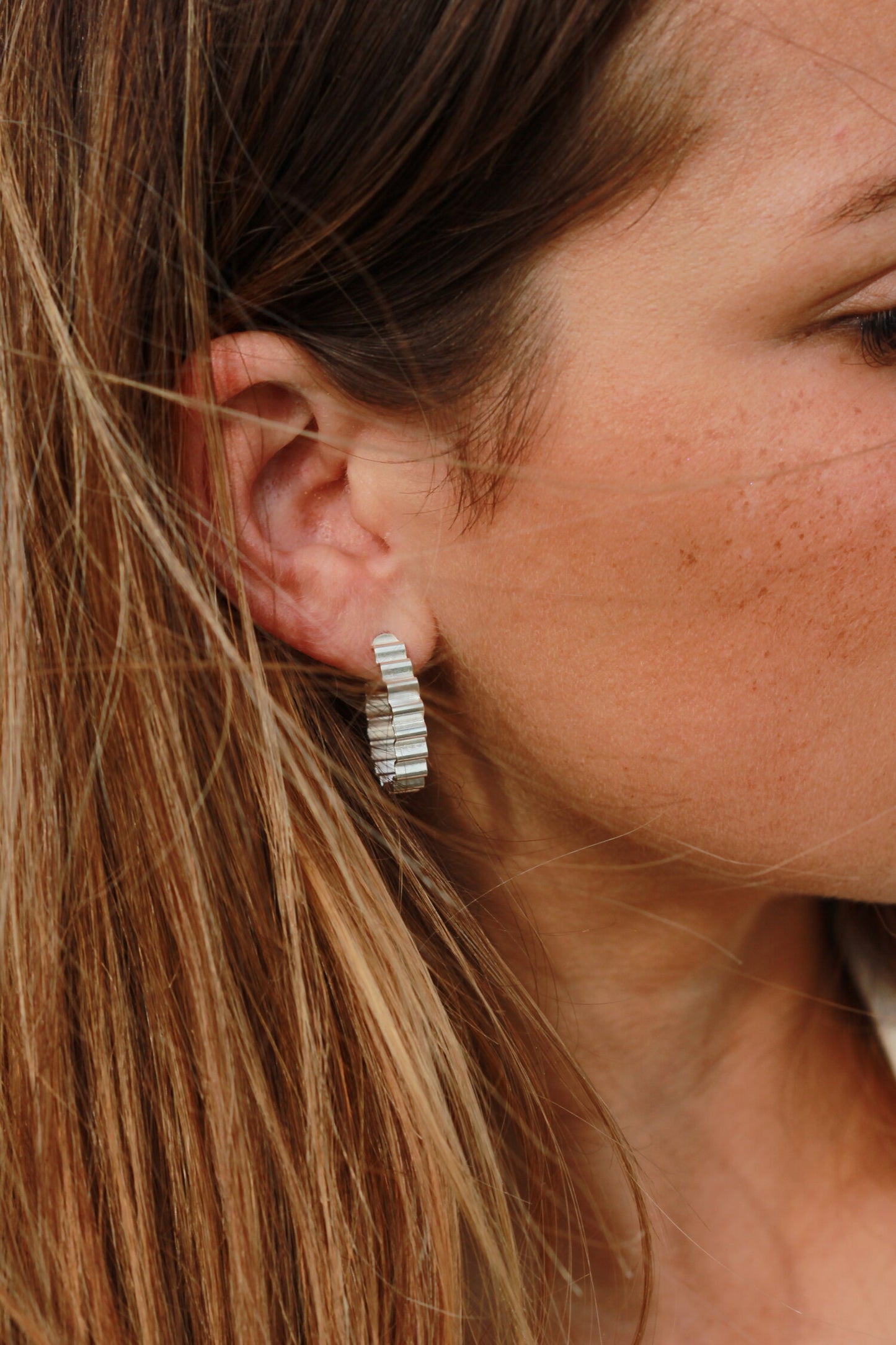 Olivia Taylor - Classic Ondulée Hoops, Silver